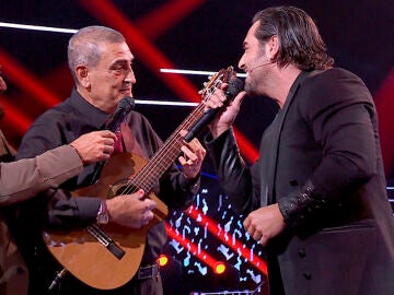 David Bustamante improvisa ‘La media vuelta’ con el dúo Aztlán en ‘La Voz Senior’