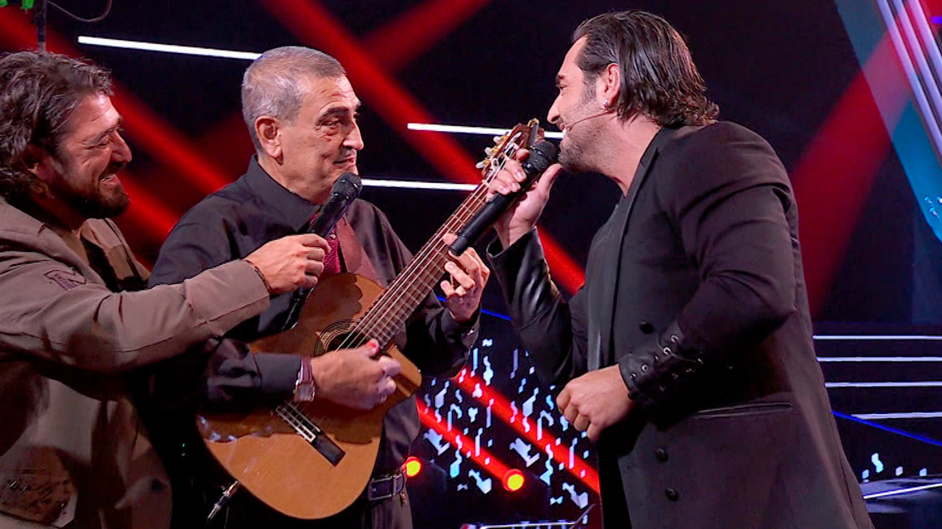 David Bustamante improvisa ‘La media vuelta’ con el dúo Aztlán en ‘La Voz Senior’ David Bustamante improvisa ‘La media vuelta’ con el dúo Aztlán en ‘La Voz Senior’