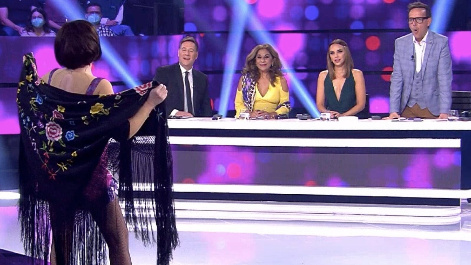 Alguien se ha 'descarriado': el regalo sorpresa de Loles León al jurado