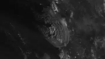 Un tsunami por un volcán submarino provoca evacuaciones masivas en Tonga