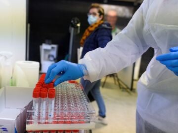 Personal sanitario realiza pruebas PCR