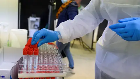 Personal sanitario realiza pruebas PCR Personal sanitario realiza pruebas PCR