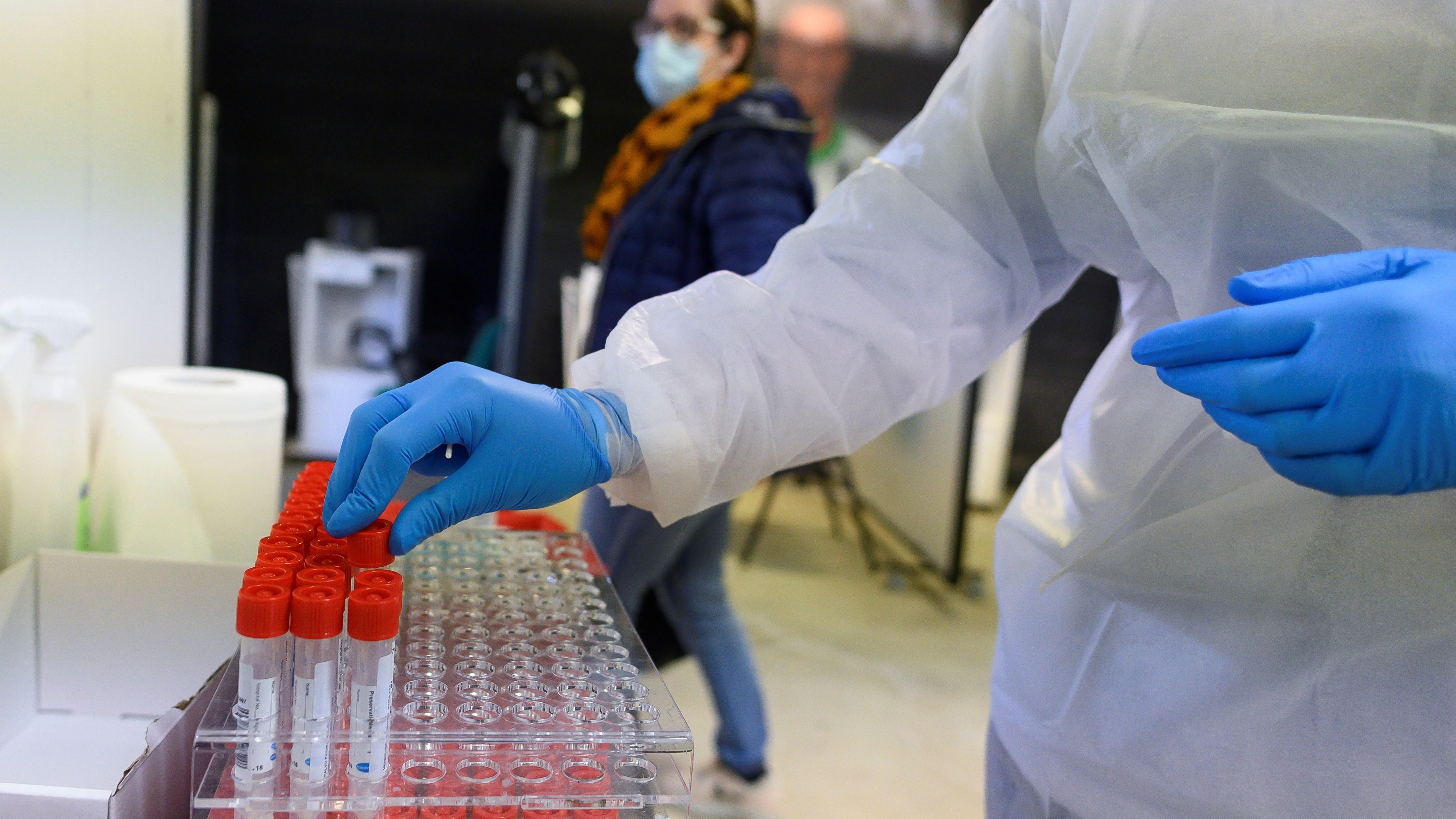 Personal sanitario realiza pruebas PCR