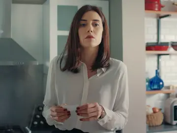 Asya recibe el anillo que llevaba Derin el día que desapareció Asya recibe el anillo que llevaba Derin el día que desapareció