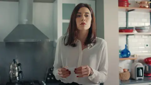 Asya recibe el anillo que llevaba Derin el día que desapareció 'Infiel'