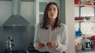 Avance de 'Infiel': Asya recibe el anillo que llevaba Derin el día que desapareció