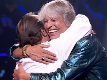 José Mercé abraza a Carlitos de Bornos José Mercé abraza a Carlitos de Bornos