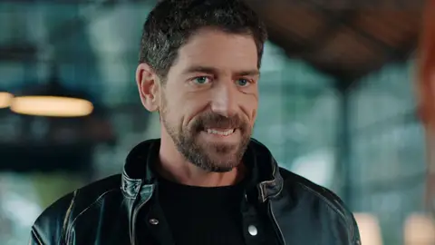 Sinan se presenta en la Organización ante la mirada curiosa de todas 'Infiel'