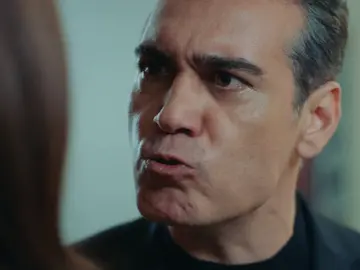 Volkan se encierra en el baño a solas con Asya en la inauguración de Derin Volkan se encierra en el baño a solas con Asya en la inauguración de Derin