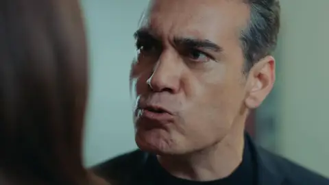 Volkan se encierra en el baño a solas con Asya en la inauguración de Derin 'Infiel'