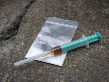 Inyección y bolsa de droga