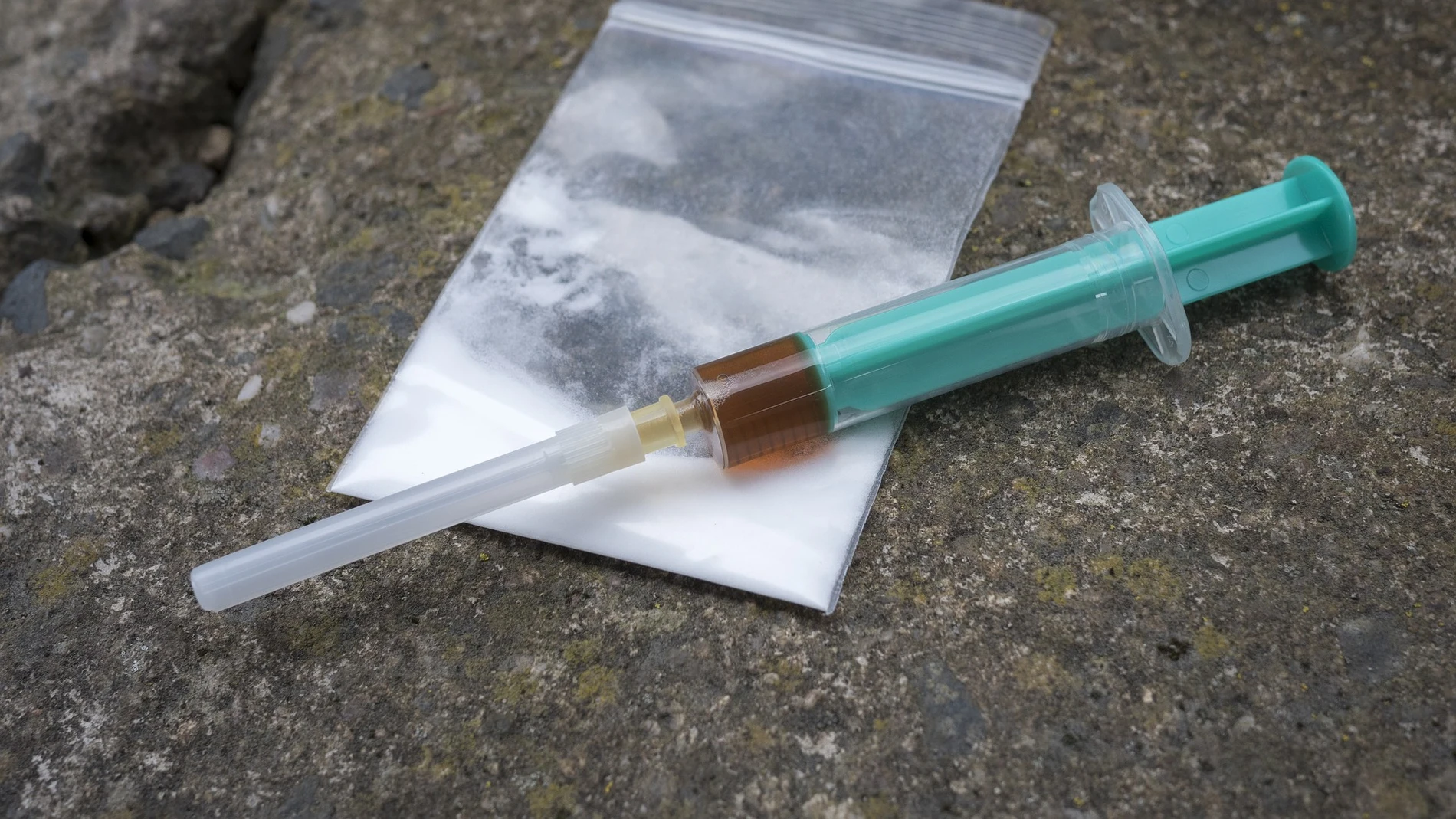 Inyección y bolsa de droga