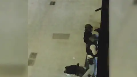 Los Mossos descartan que el detenido sea el autor del tiroteo y siguen buscándole Los Mossos descartan que el detenido sea el autor del tiroteo y siguen buscándole