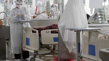 Médicos en la UCI para pacientes con covid-19