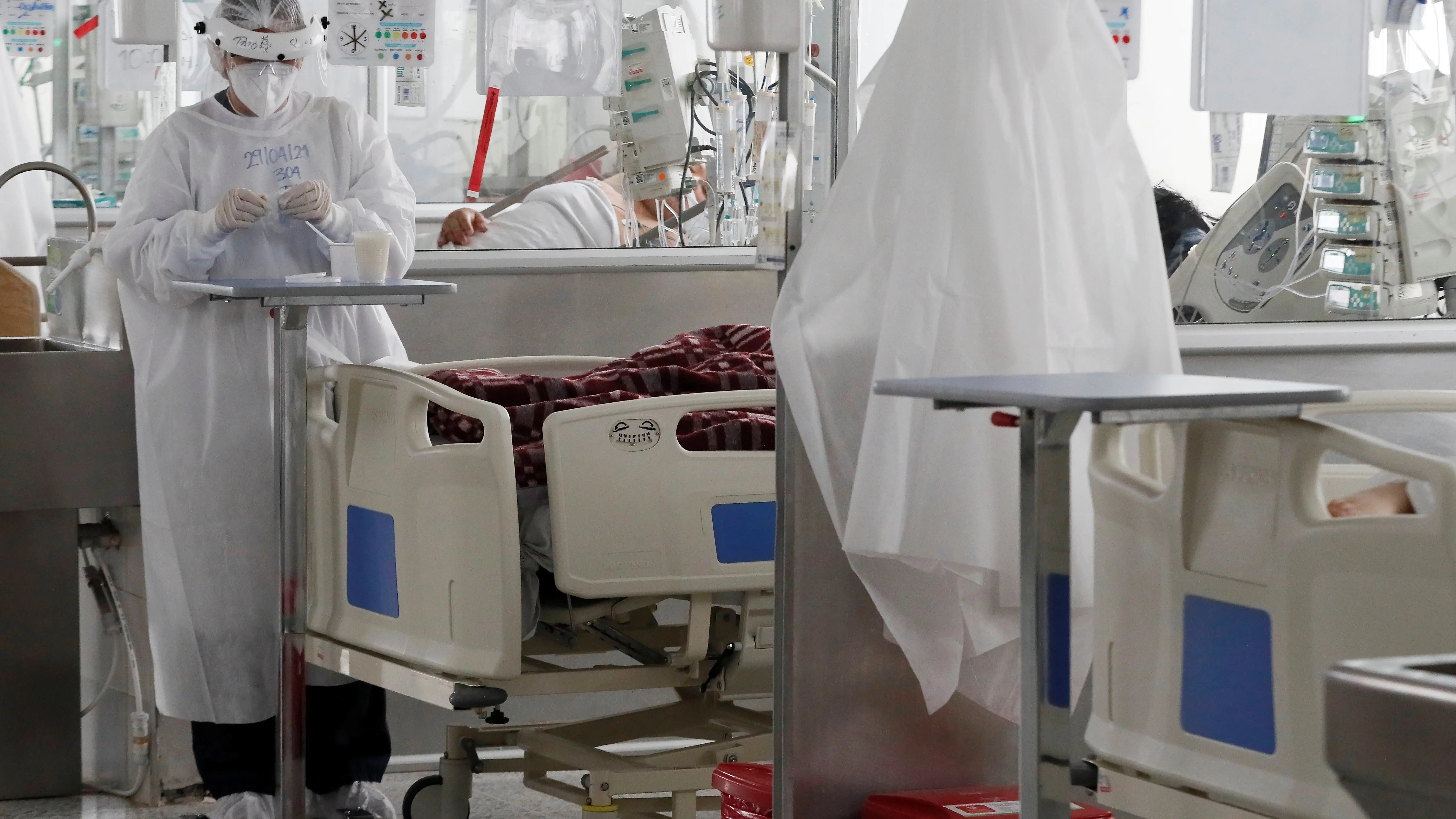 Médicos en la UCI para pacientes con covid-19 Médicos en la UCI para pacientes con covid-19