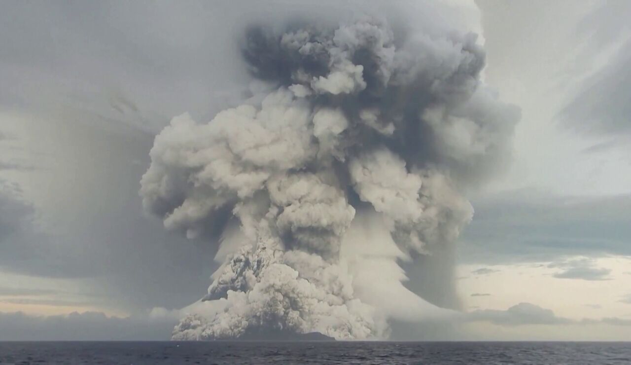 La columna de ceniza y de gas provocada por la erupción del volcán Tonga, la más grande en 30 años