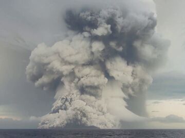 La columna de ceniza y de gas provocada por la erupción del volcán Tonga, la más grande en 30 años