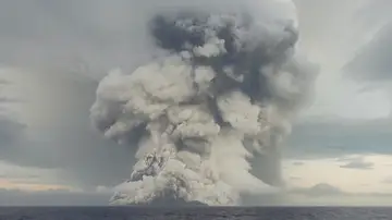 La columna de ceniza y de gas provocada por la erupción del volcán Tonga, la más grande en 30 años La columna de ceniza y de gas provocada por la erupción del volcán Tonga, la más grande en 30 años