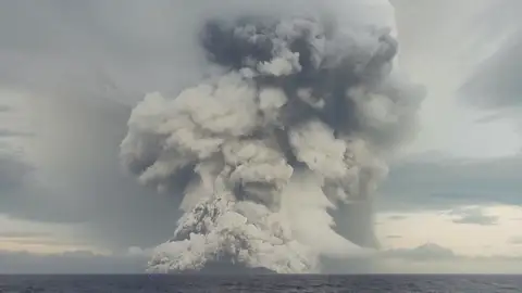 La columna de ceniza y de gas provocada por la erupción del volcán Tonga, la más grande en 30 años La columna de ceniza y de gas provocada por la erupción del volcán Tonga, la más grande en 30 años