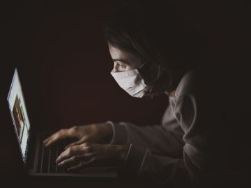 El Ministerio de Sanidad y las comunidades autónomas acordaban reducir la cuarentena de los positivos de la covid de diez a siete días.