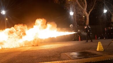 Pablo Alborán y Pablo Motos ponen a prueba la destreza de un dron grabando el disparo de un lanzallamas, ¿se quemará?
