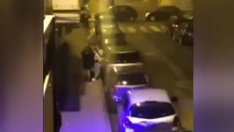 Los gritos y las peleas son constantes a altas horas de la madrugada. Los gritos y las peleas son constantes a altas horas de la madrugada.