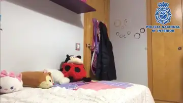 "Una menor podría estar en riesgo", las imágenes de una habitación que publica la Policía Nacional "Una menor podría estar en riesgo", las imágenes de una habitación que publica la Policía Nacional