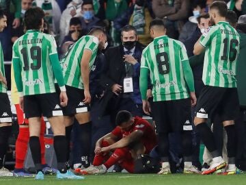 El centrocampista del Sevilla Joan Jordán tras recibir el impacto de un palo tirado desde la grada