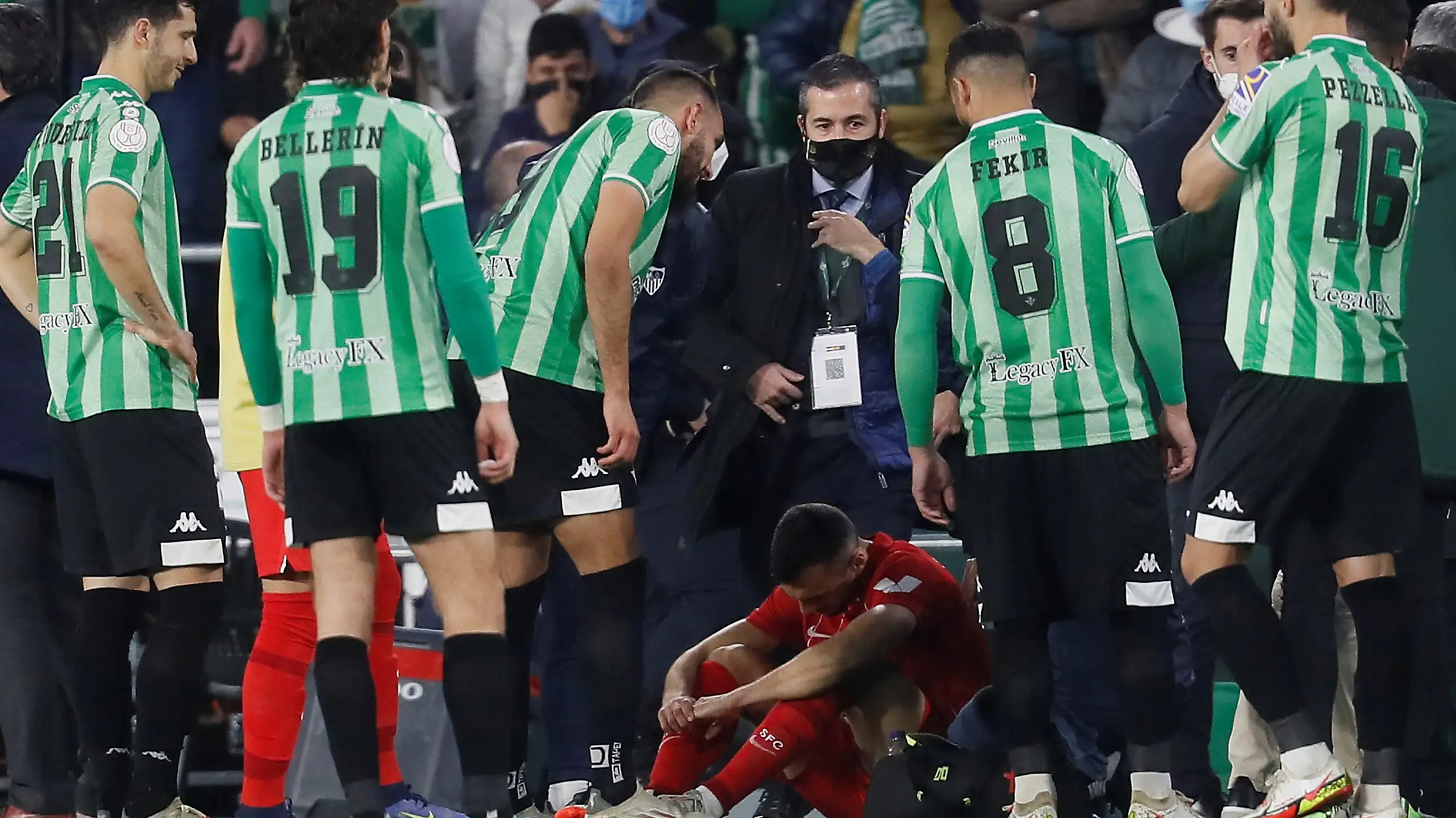 El centrocampista del Sevilla Joan Jordán tras recibir el impacto de un palo tirado desde la grada El centrocampista del Sevilla Joan Jordán tras recibir el impacto de un palo tirado desde la grada