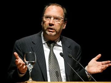 El virólogo Peter Piot