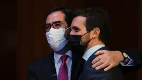 El abrazo de Antonio Garamendi y Pablo Casado El abrazo de Antonio Garamendi y Pablo Casado