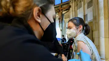 Imagen de archivo de una joven vacunándose contra el coronavirus Imagen de archivo de una joven vacunándose contra el coronavirus