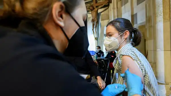 Imagen de archivo de una joven vacunándose contra el coronavirus Imagen de archivo de una joven vacunándose contra el coronavirus