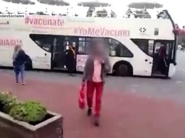 El vídeo de una negacionista increpando a sanitarios en un punto de vacunación en Canarias: "Están matando a gente, asesinos"