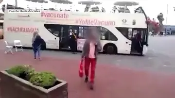 El vídeo de una negacionista increpando a sanitarios en un punto de vacunación en Canarias: "Están matando a gente, asesinos" El vídeo de una negacionista increpando a sanitarios en un punto de vacunación en Canarias: "Están matando a gente, asesinos"
