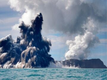 Mueren dos personas a consecuencia del tsunami provocado por el volcán de Tonga