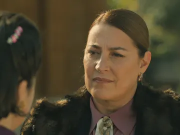 Behice amenaza a Hünkar: “Sé que guardas un secreto que podría destruir a tu familia” Behice amenaza a Hünkar: “Sé que guardas un secreto que podría destruir a tu familia”