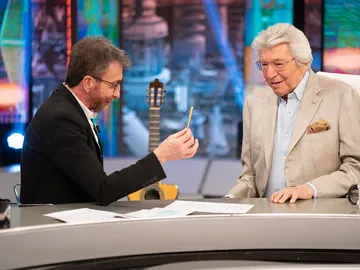 ¡Rescatado por buzos! Manuel Alejandro presume del bolígrafo con el que ha escrito todas sus canciones ¡Rescatado por buzos! Manuel Alejandro presume del bolígrafo con el que ha escrito todas sus canciones