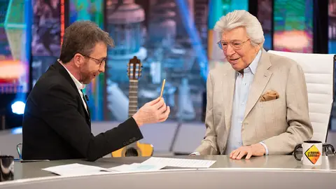 ¡Rescatado por buzos! Manuel Alejandro presume del bolígrafo con el que ha escrito todas sus canciones ¡Rescatado por buzos! Manuel Alejandro presume del bolígrafo con el que ha escrito todas sus canciones