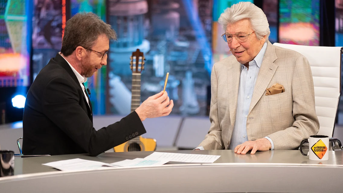 &iexcl;Rescatado por buzos! Manuel Alejandro presume del bol&iacute;grafo con el que ha escrito todas sus canciones