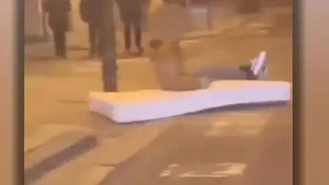 El joven viajaba en un colchón motorizado. El joven viajaba en un colchón motorizado.