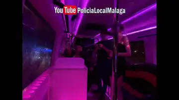 Ventiladores de humo, luces y barra, así es el autobús tuneado como discoteca en Málaga que burlaba las normas COVID