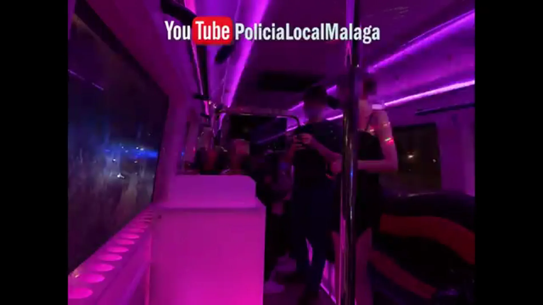 Ventiladores de humo, luces y barra, así es el autobús tuneado como discoteca en Málaga que burlaba las normas COVID