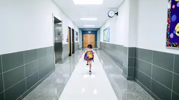 Una niña en el pasillo de un colegio