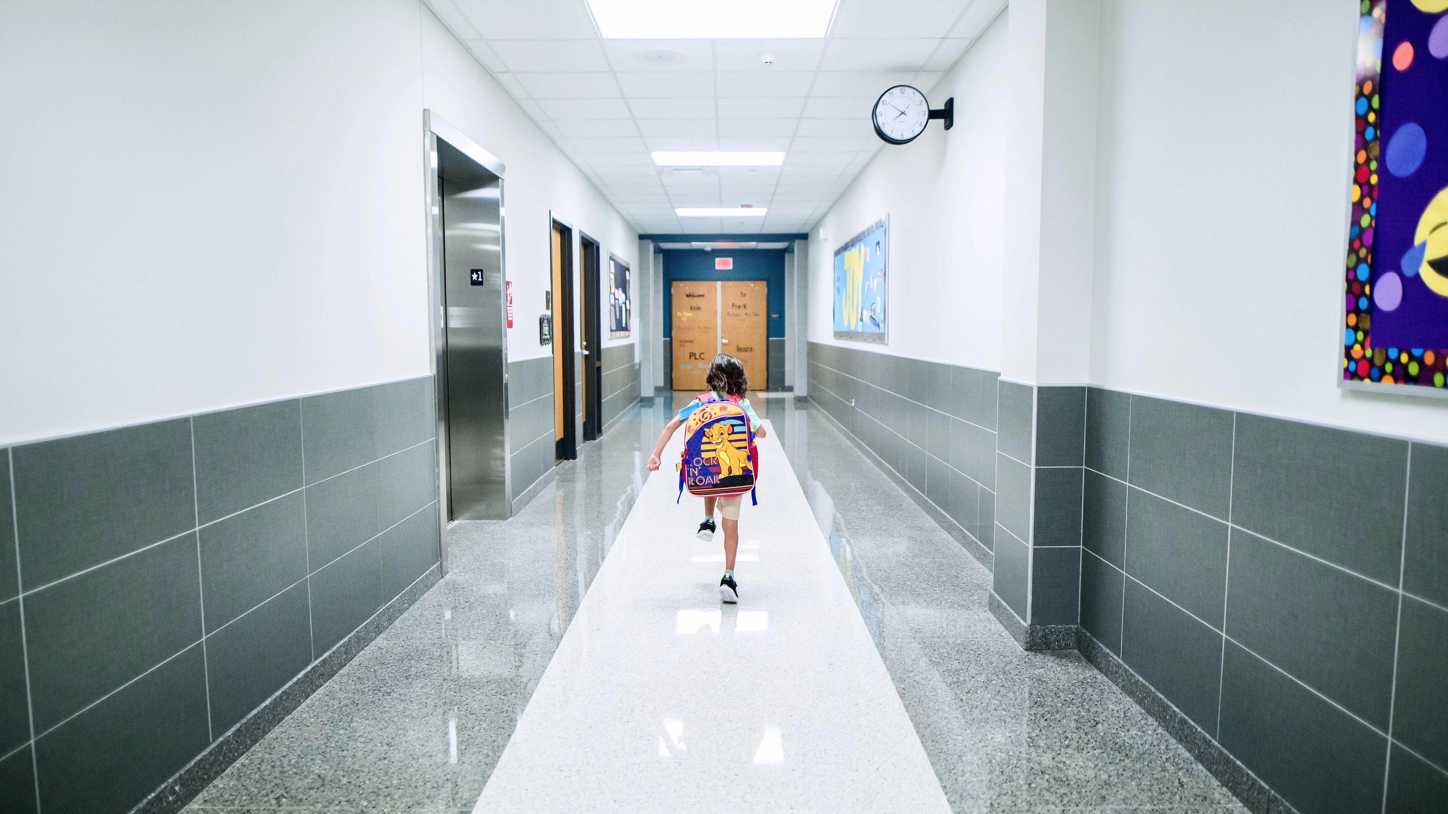 Una niña en el pasillo de un colegio Una niña en el pasillo de un colegio