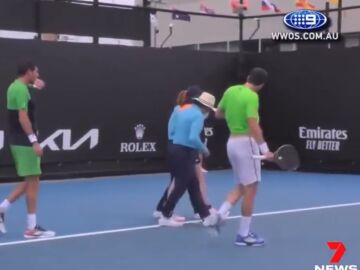 El dramático momento en que una recogepelotas se desploma en mitad de un partido del Open de Australia