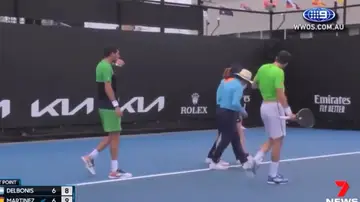 El dramático momento en que una recogepelotas se desploma en mitad de un partido del Open de Australia El dramático momento en que una recogepelotas se desploma en mitad de un partido del Open de Australia