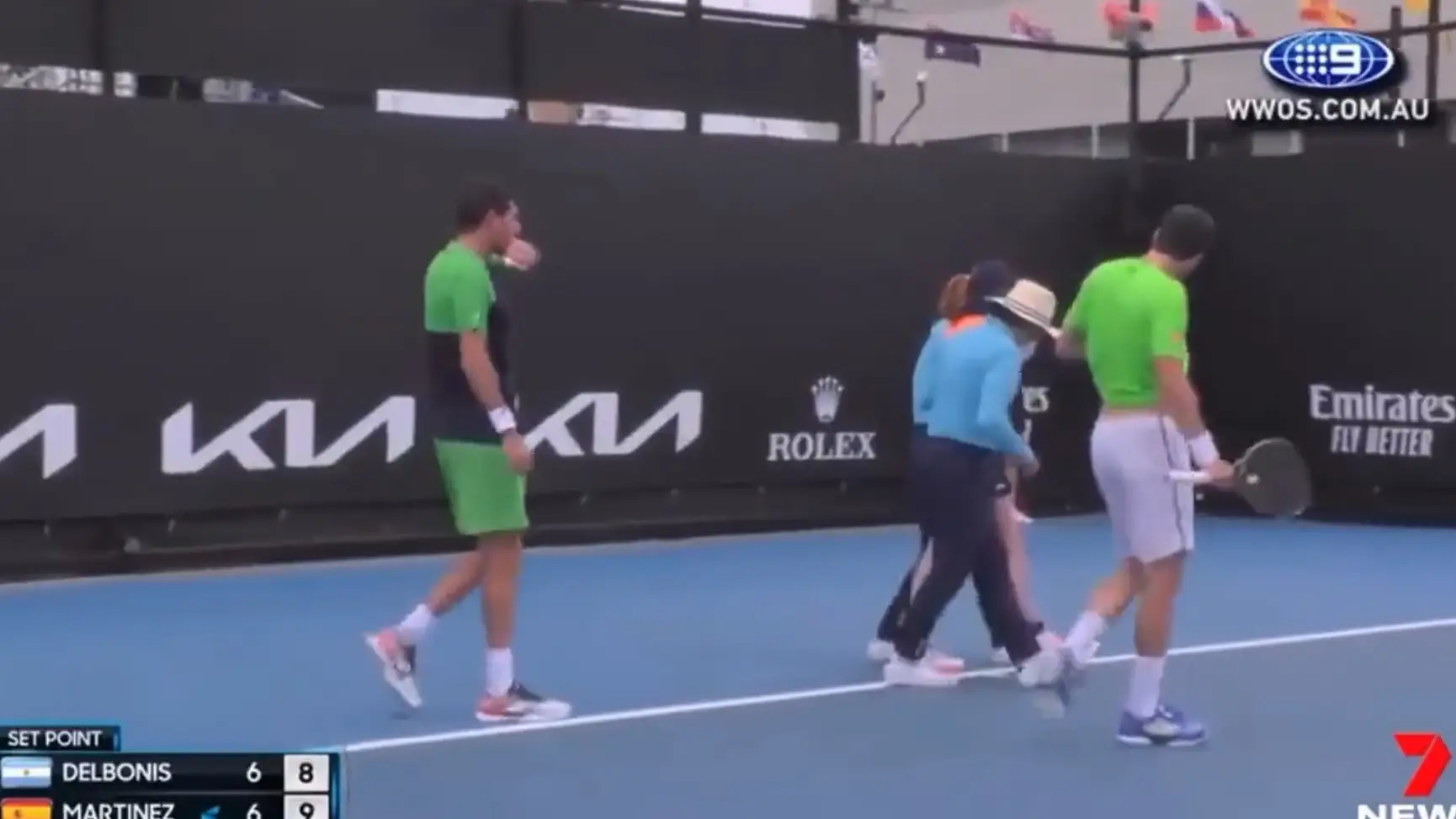 El dram&aacute;tico momento en que una recogepelotas se desploma en mitad de un partido del Open de Australia