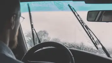 Quitar el hielo con agua caliente podría romper el cristal del parabrisas. Quitar el hielo con agua caliente podría romper el cristal del parabrisas.