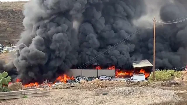 Un incendio de grandes dimensiones carboniza cientos de coches en Tenerife Un incendio de grandes dimensiones carboniza cientos de coches en Tenerife